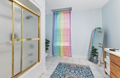 Uptown Colorful Cottage by the Riverwalk - Foto 11