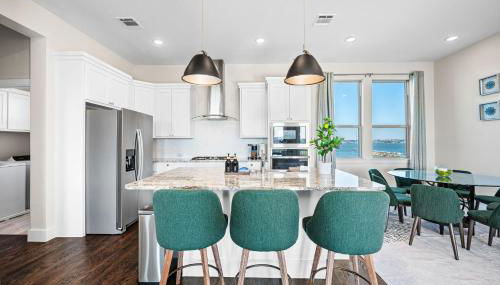 Stylish 4BR Lake House - Photo 2