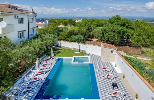 Apartman Strmota s bazenom i jakuzijem - Foto 7