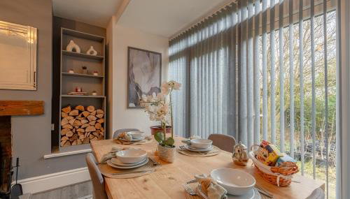 Glenroy Place - sleeps 7, private drive, log burner - Foto 3