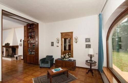 Exclusive 1970s villa with pool and garden by VacaVilla - Foto 12