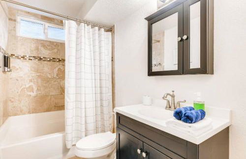 Family Retreat! By Denver + Hot Tub, Sleeps 10! - Foto 71