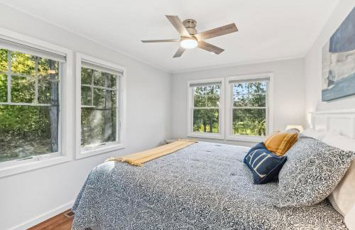 Steps to Beach + Sunset Views! East Marion Home - Foto 12