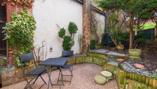 Courtyard Cottage with free onsite parking, garden, short flat walk to town - Foto 3