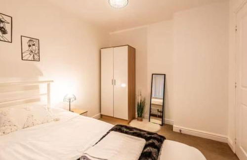 Family-Friendly 4-Bedroom House in Moston with Parking and Garden - Foto 30