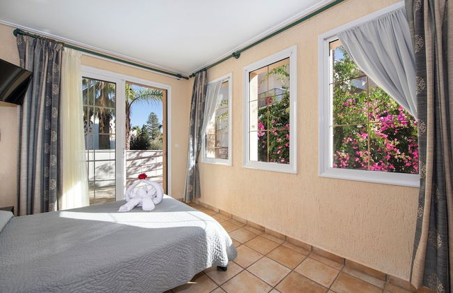 Hotel Castle Suites - Photo 22