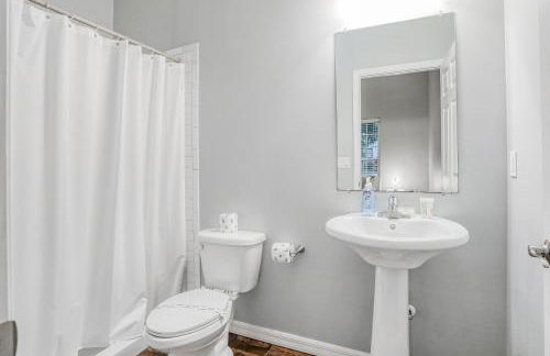 Updated, dog-friendly gem w/fenced yard, foosball & pool tables, WiFi, fireplace - Foto 22