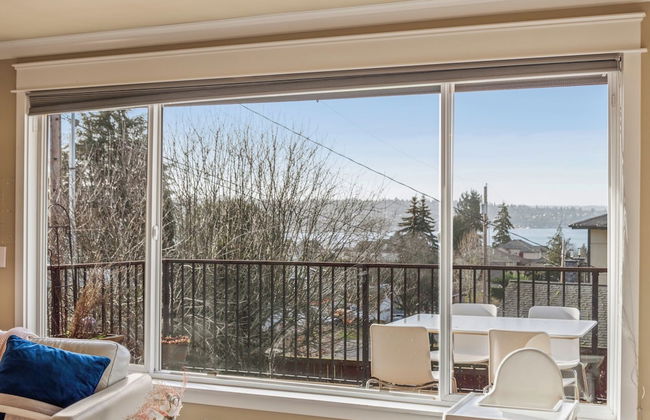 Renton Lakeside Oasis, Lakeview, 4B 2.5B, Spacious - Photo 20