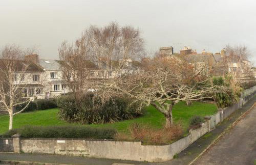 Large newly refurbished modern house, part sea views, south facing garden, parking - Photo 25