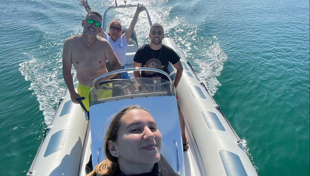 Disfrutando del paseo en lancha rápida