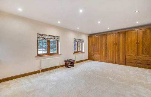 Kingswood 6 Bed Mansion, Tennis Court and Cinema - Foto 25