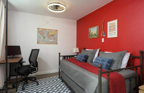 Cozy Family Retreat with Yard - Walk to Olde Town - Foto 16