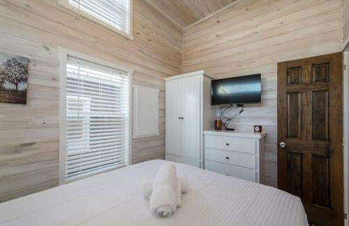 Cozy 1BR Tiny Home with Pool Access and Free Tix - Foto 13