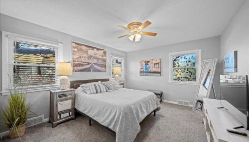 3BR Overland Park Home with Patio and Waterfall Pond - Foto 3