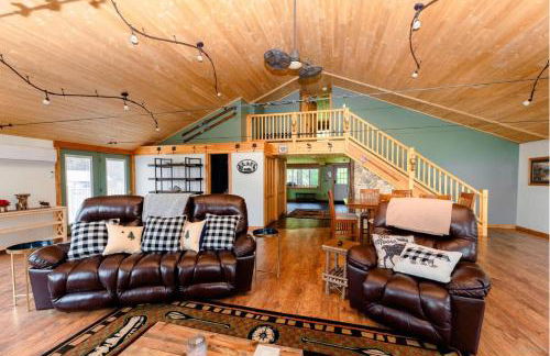 The Chalet - Spacious 7 bedroom near Sugarloaf, on Snowmobile and UTV trails, Hiking, Golf and Flagstaff Lake across the street - Foto 6