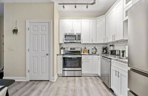 Modern King Bed Suite with Free Parking - Foto 14