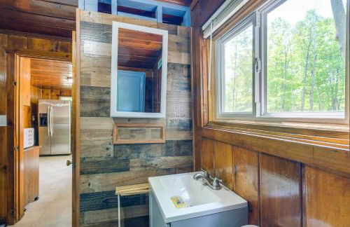 Charming Michigan Cottage with Sunroom and Lake Access - Foto 13