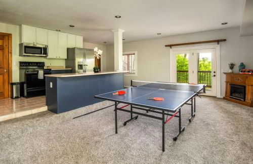 Stunning 4BR Retreat, Deck, Ping Pong, Near Marina - Foto 41