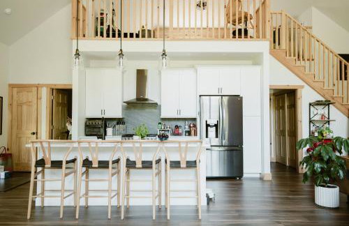 Luxe Modern Cabin with Pond, Fire Pit, Hiking, near Bethel Woods - Foto 11