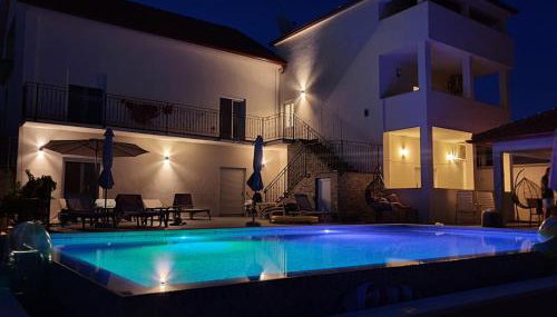 MK Apartments - Photo 3