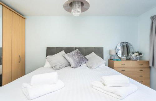 14 Acomb Wood Drive Peaceful 2-Bed Home in York with Free Parking - Pass the Keys - Photo 12