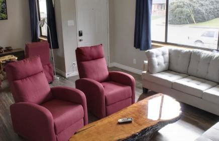 Private Home - Playground, Jumping Mat, BBQ, Darts, Firepit, Gazebo, 4 Smart TVs, White Cotton Bedding, - The Redwood Cul-De Sac Beach Retreat - Foto 11