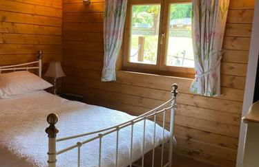 3 Bedroom Lodge Hotub pool in Horsley Surrey UK - Photo 4