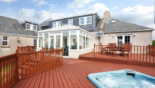 JOIVY Greenknowes Farmhouse with Hot Tub and Bar - Foto 3