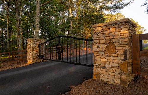 Luxury tiny house with hot tub and private deck! - Foto 23