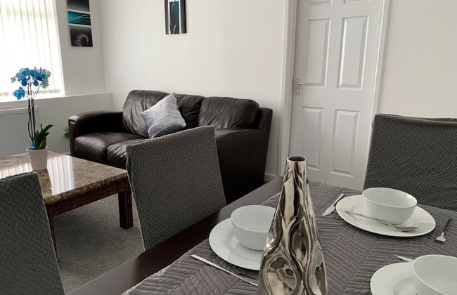 Large 5 Bed House / Wolverhampton + Parking - Foto 3