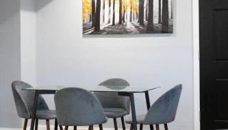 Urban Contemporary Apartment - Photo 3