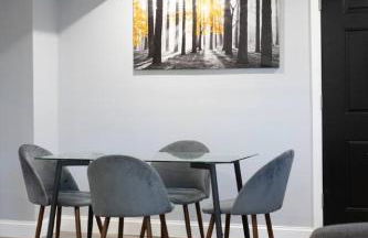 Urban Contemporary Apartment - Photo 3