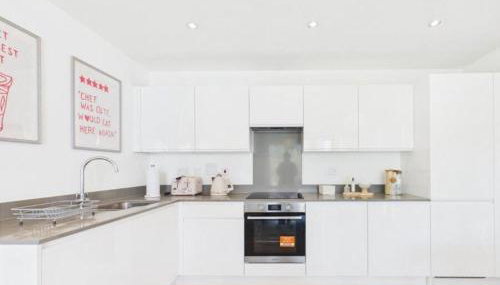 Modern 2-Bed Apartment in Longcross with Balcony & Parking - Foto 4