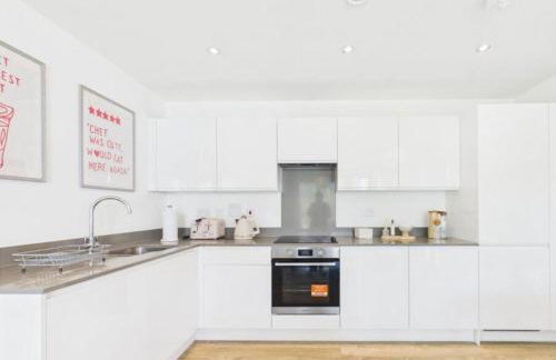 Modern 2-Bed Apartment in Longcross with Balcony & Parking - Foto 4