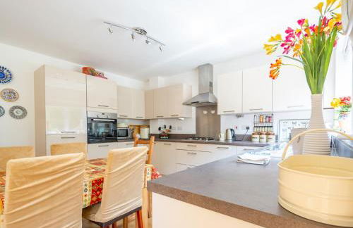 Cheerful 2-Bedroom house with Private parking - Pass the Keys - Foto 24