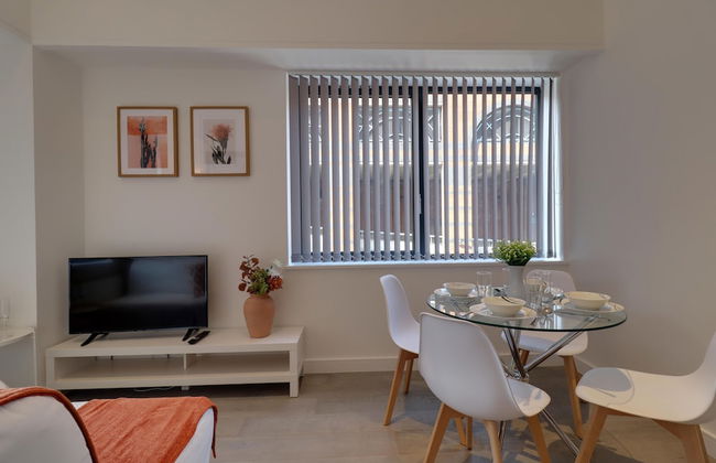 Apartment Sleeps 2 With Free Parking - Photo 9