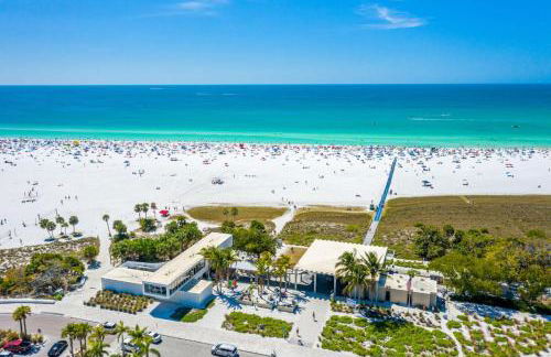 Relaxing 2BR Florida Home Close to Beach - Photo 10