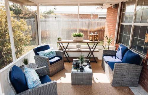 Golden Hour Getaway- Guest Favorite, 2 Min to Beach, Seasonal Pool & Arcade - Foto 39