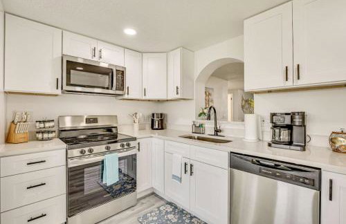 Canal Front Oasis w Heated Pool Close to the Beach - Foto 26