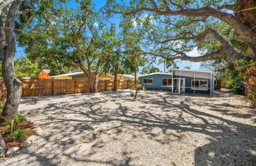 Blue Lagoon Hideaway 3BR Coastal Chic Retreat - Photo 73