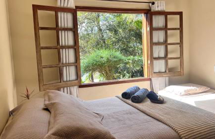 Refúgio em Macacos para até 12 hóspedes com piscina aquecida, 5 suítes e riacho - Foto 20