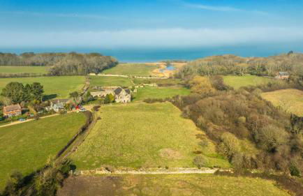 The Old Abbey Farmhouse - Stay at Quarr Abbey Monastery - Pet-Friendly Farmhouse with History & Countryside Views, surrounded by woodland & nature - Photo 58