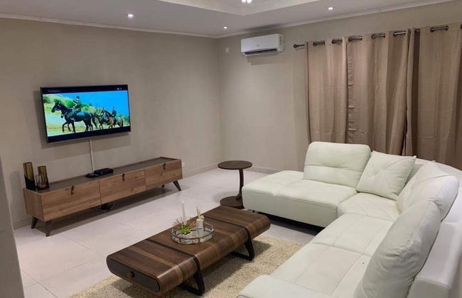 Executive 3 Bedrooms Fully Furnished Apartment Close to Amenities - Foto 1