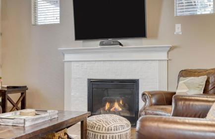 Old Mill Getaway by Avantstay Private Backyard w/ Hot Tub - Foto 18