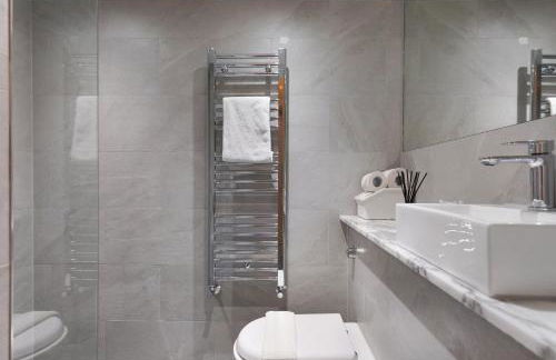 Clapham South Surprise - Photo 5