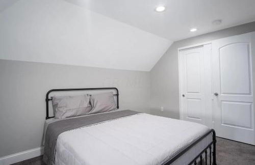 Beautiful 4 Bedroom House Near Downtown Columbus with Garage Parking and Backyard - Foto 19