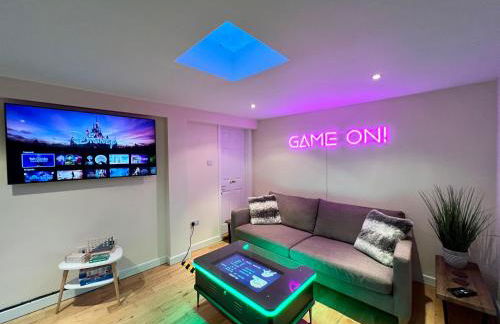 Luxury Family Home in Central Windsor with Large Garden, Games Room, Office, Parking & Pet-Friendly - Photo 22