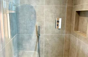 Relaxing private entrance ensuite room with stunning sea view and swimspa - Photo 27