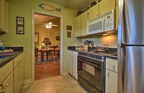 Waterfront Midway Home with Sunroom and Large Yard - Foto 10