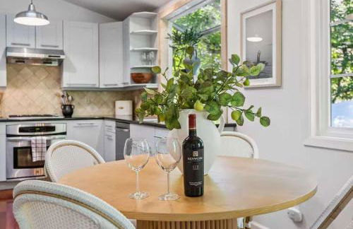 Modern Organic Home with Backyard Creek near State Park - Foto 5